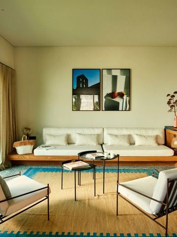 Gemütliches Wohnzimmer mit hellen Möbeln und Wandkunst