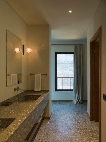 Modernes Badezimmer mit Doppelwaschbecken und dezenter Beleuchtung