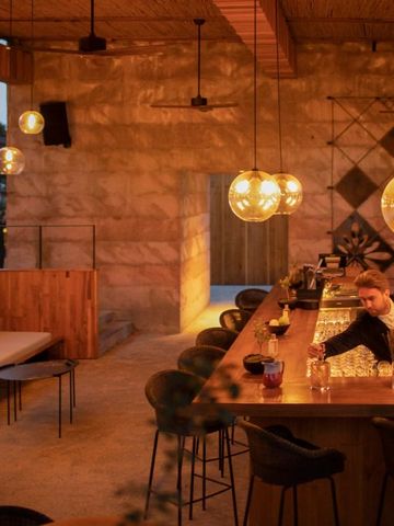 Stilvolle Bar mit warmem Licht und eleganter Einrichtung