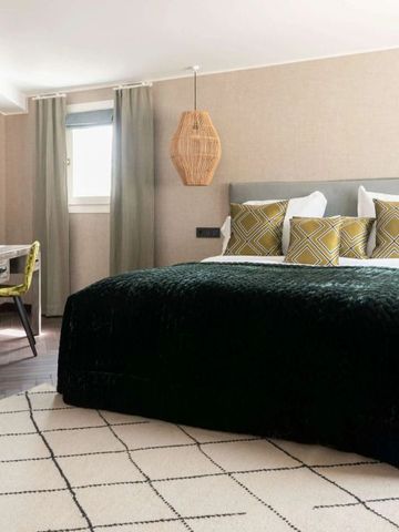 Geräumiges Schlafzimmer mit Kingsize-Bett und Schreibtisch