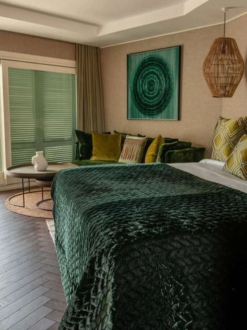 Zimmer mit eleganter Bettwäsche und Blick auf den Garten