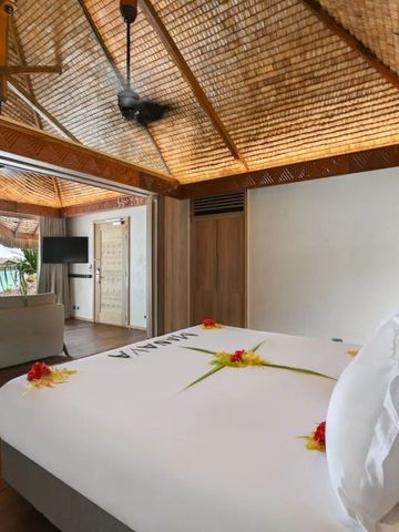 Stilvoll eingerichtetes Zimmer mit freier Sicht aufs Meer durch große Fenster