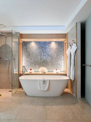 Modernes Badezimmer mit freistehender Badewanne und eleganten Details