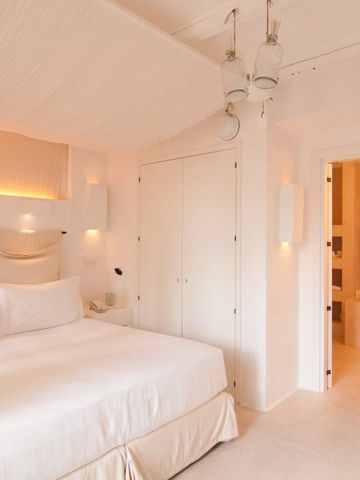 Helles und stilvolles Hotelzimmer mit modernem Badezimmer im Borgo Egnazia