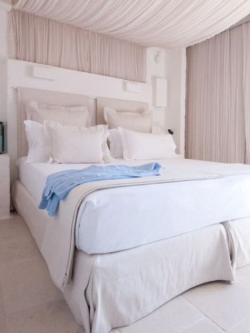 Harmonisches Hotelzimmer mit komfortablem Bett und weichen Farben im Borgo Egnazia