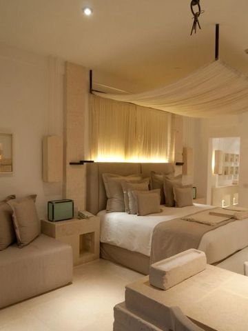 Elegantes Hotelzimmer mit weicher Beleuchtung und luxuriösem Bett.