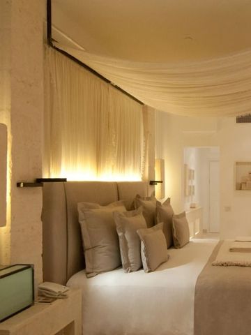 Detailansicht eines stilvollen Hotelzimmers mit hochwertiger Bettwäsche.