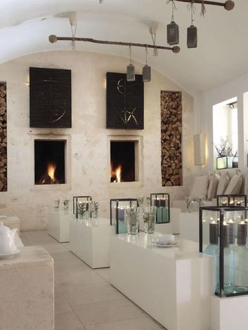 Gemütliche Lounge mit modernen Kaminen und stilvollem Dekor