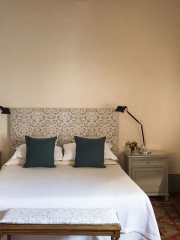 Elegantes Doppelzimmer mit hellen Wänden und klassischen Möbeln im Borgo Pignano