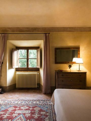 Gemütliches Schlafzimmer mit stilvollen Möbeln und einem Blick aus dem Fenster