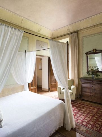Helles Schlafzimmer mit Baldachinbett und edlen Vorhängen im Borgo Pignano