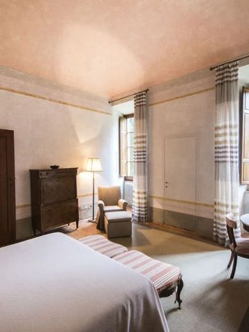 Geräumiges Schlafzimmer mit großen Fenstern und stilvoller Einrichtung