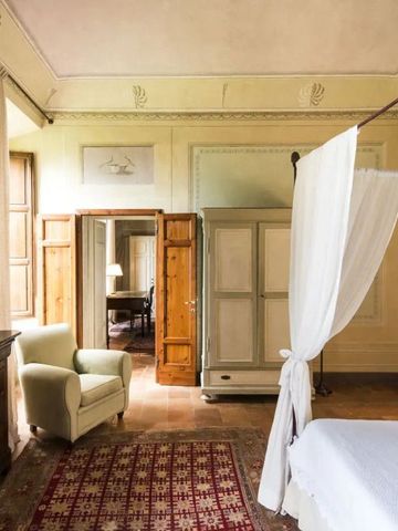 Elegantes Schlafzimmer mit Himmelbett und klassischen Möbeln.