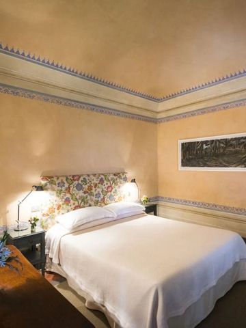 Luxuriöses Schlafzimmer mit kunstvollen Verzierungen an den Wänden.