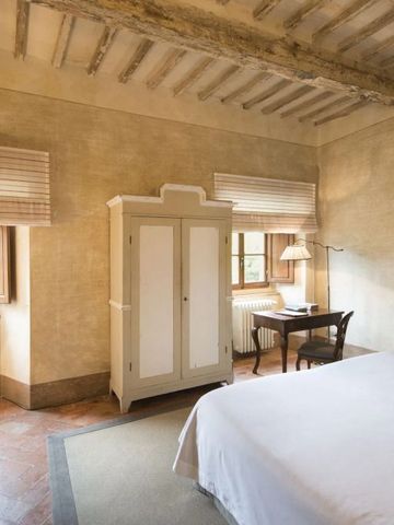 Ruhiges Zimmer mit klassischem Dekor und Holzbalken an der Decke.