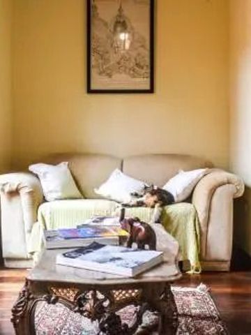 Gemütliche Leseecke mit Sofa und Tisch im Hotel