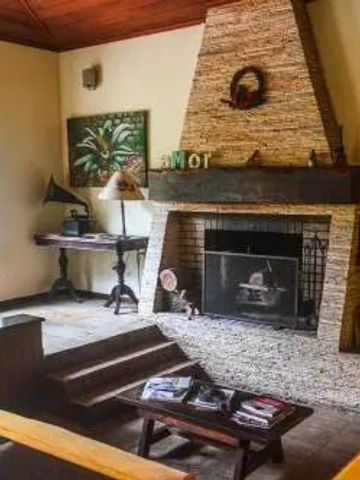 Einladender Wohnbereich mit Kamin und rustikaler Dekoration