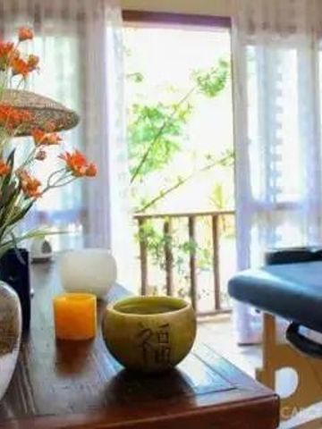 Wellnessraum mit dekorativen Elementen und Blick auf den Balkon