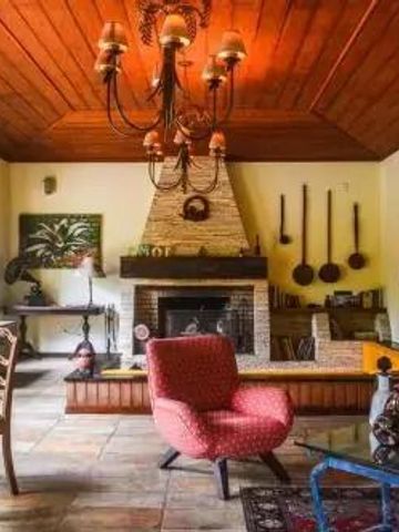 Gemütlicher Raum mit Kamin und eleganter Einrichtung