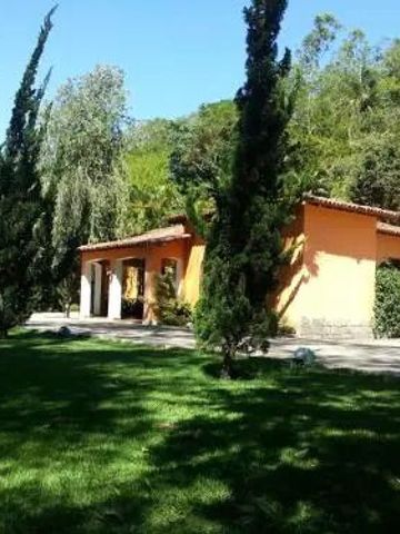 Rustikale Villa umgeben von Zypressen und üppigem Grün