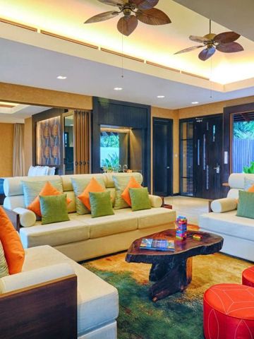 Luxuriöses Wohnzimmer einer Suite mit bunten Kissen und modernen Möbeln