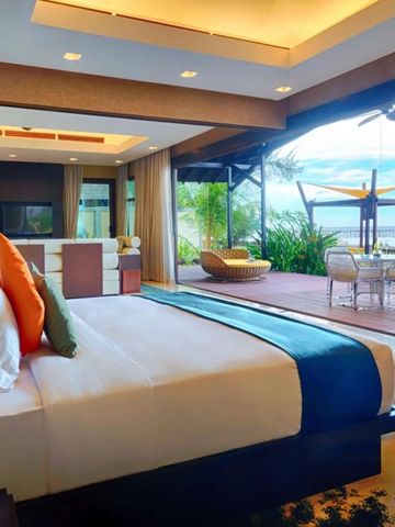 Geräumiges Schlafzimmer mit Blick auf die Terrasse und das Meer