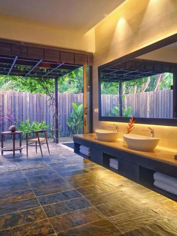 Offenes Badezimmerdesign mit natürlichem Licht und Pflanzen im Freien