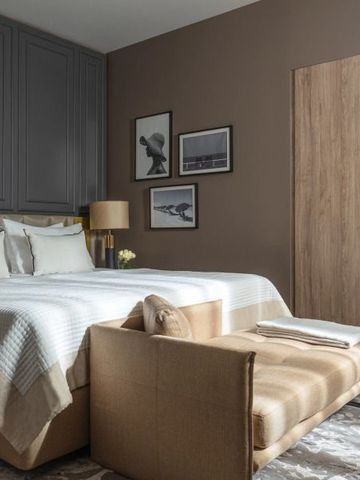 Luxuriöses Zimmer mit Doppelbett und eleganter Dekoration im Anantara Plaza Nice