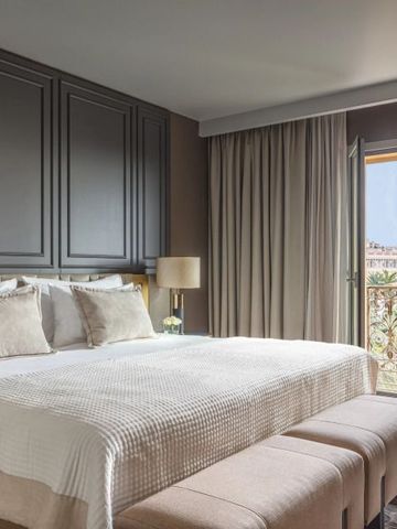 Zimmer mit Balkon und stilvoller Einrichtung im Anantara Plaza Nice