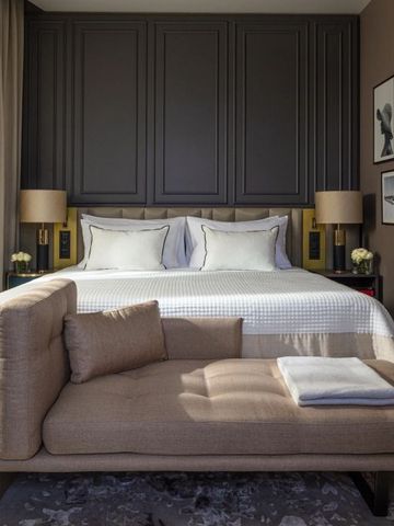 Modernes Zimmer mit gemütlicher Sitzecke im Anantara Plaza Nice