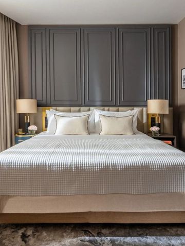 Geräumiges Hotelzimmer mit stilvollem Dekor und großem Bett.