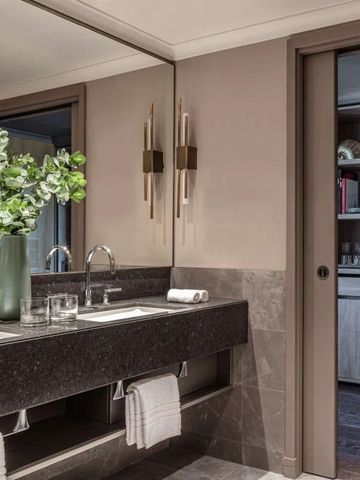 Doppelwaschtisch im Badezimmer mit stilvoller Dekoration und großem Spiegel.