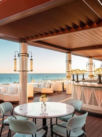 Terrasse mit Meerblick und stilvoller Bar im Sonnenuntergang