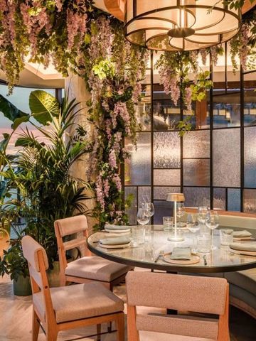 Gemütliche Restaurant-Ecke mit Pflanzen und elegantem Design