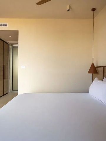 Geräumiges Schlafzimmer mit elegantem minimalistischen Dekor