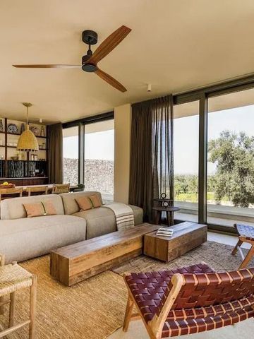 Geräumiges Wohnzimmer mit moderner Einrichtung und großem Fenster