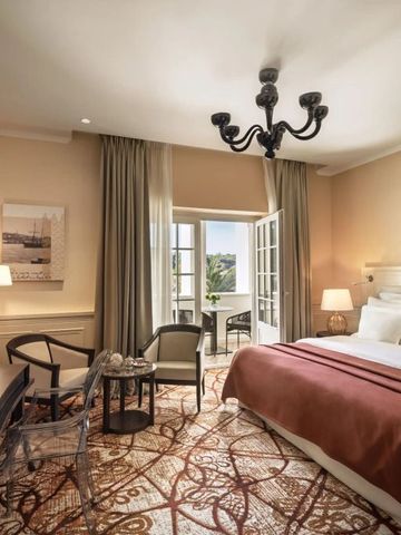 Elegantes Hotelzimmer mit Balkon und luxuriöser Einrichtung