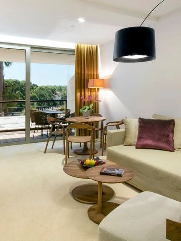 Helles Wohnzimmer mit moderner Ausstattung und Blick auf den Balkon