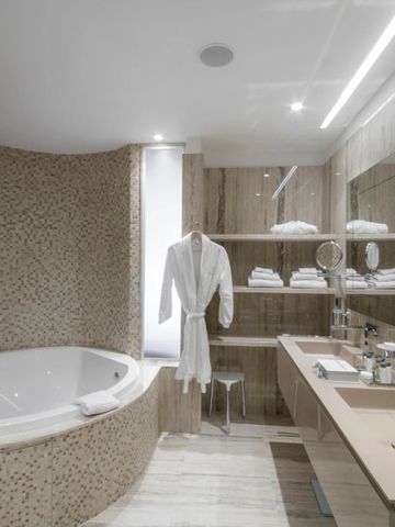 Modernes Badezimmer mit Badewanne und eleganter Einrichtung