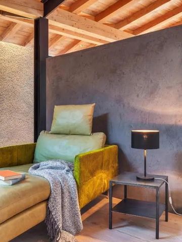 Gemütlicher Lesesessel mit Beistelltisch und Lampe in einer ruhigen Ecke