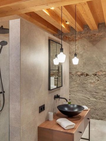 Modernes Badezimmer mit offener Dusche und edlem Waschbecken.