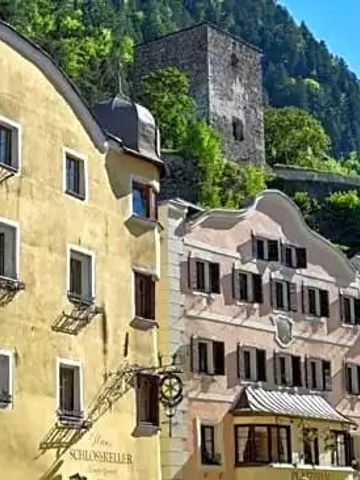 Charmante historische Fassaden in Rattenberg mit malerischer Umgebung.