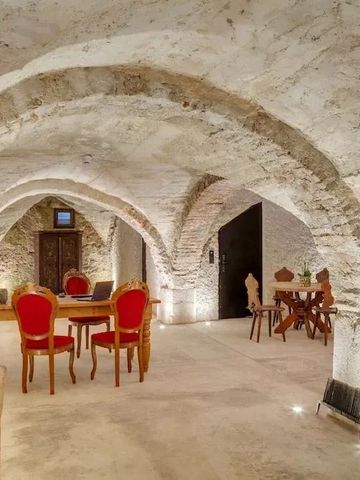Historischer Gewölbekeller mit eleganten roten Stühlen