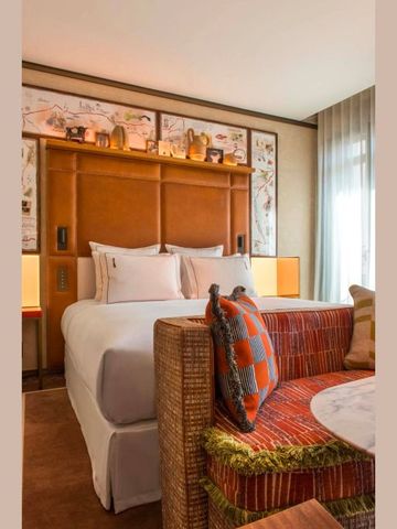 Gemütliches Schlafzimmer mit elegantem Dekor und weichen Textilien