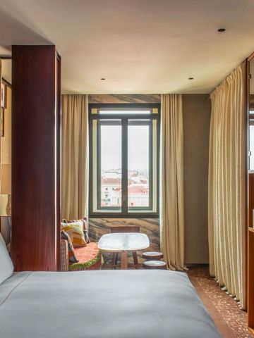 Lichtdurchflutetes Hotelzimmer mit modernem Interieur und Panoramafenster