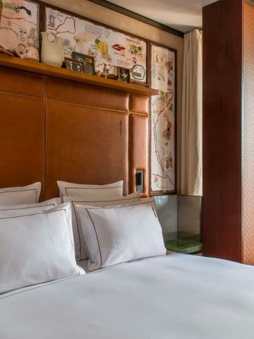 Harmonisch dekoriertes Bett in einem eleganten Hotelzimmer