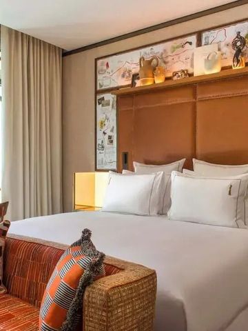 Gemütliches Hotelzimmer mit stilvoller Dekoration und Kunstwerken