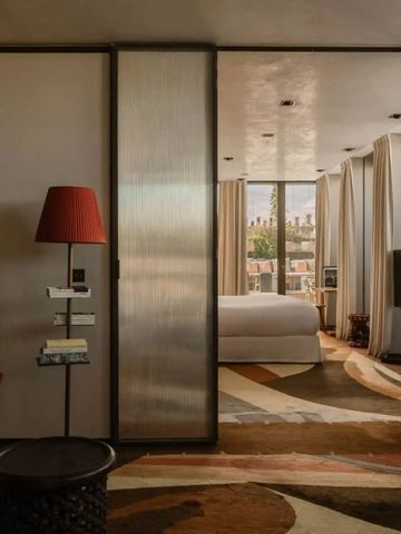 Teilansicht eines Zimmers mit Schiebewänden und stilvoller Einrichtung im Brach Paris