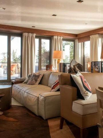 Luxuriöses Wohnzimmer mit großen Fenstern und bequemen Sofas.