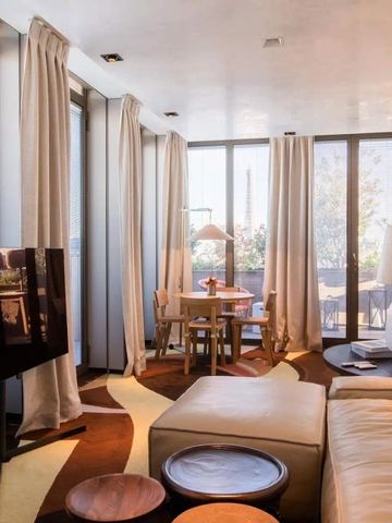 Helles Wohnzimmer mit Sofas, Flachbildschirm und Zugang zur Terrasse.